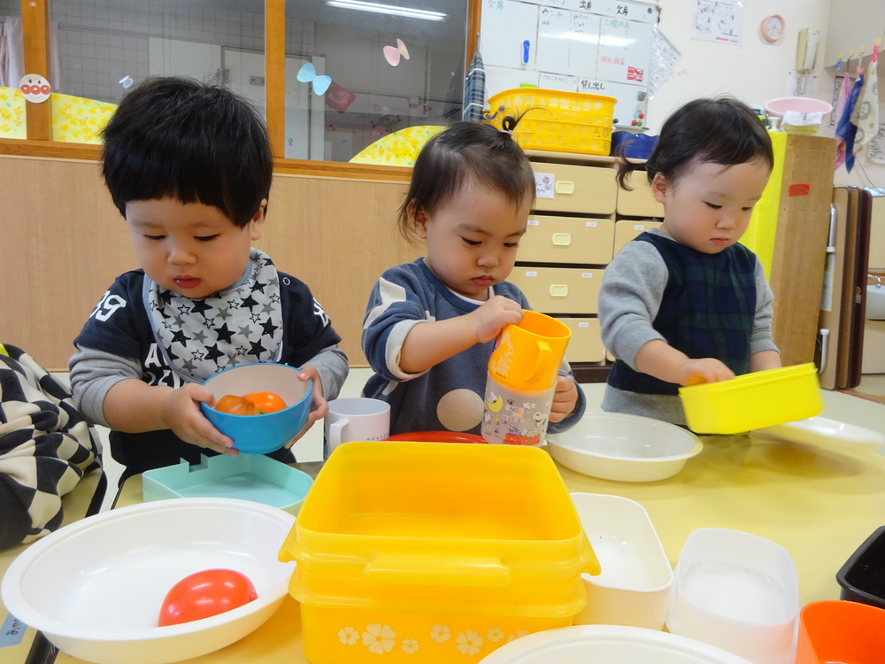 ままごとをする子ども