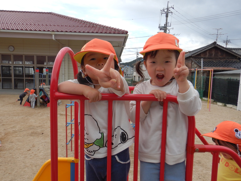 滑り台で遊ぶ