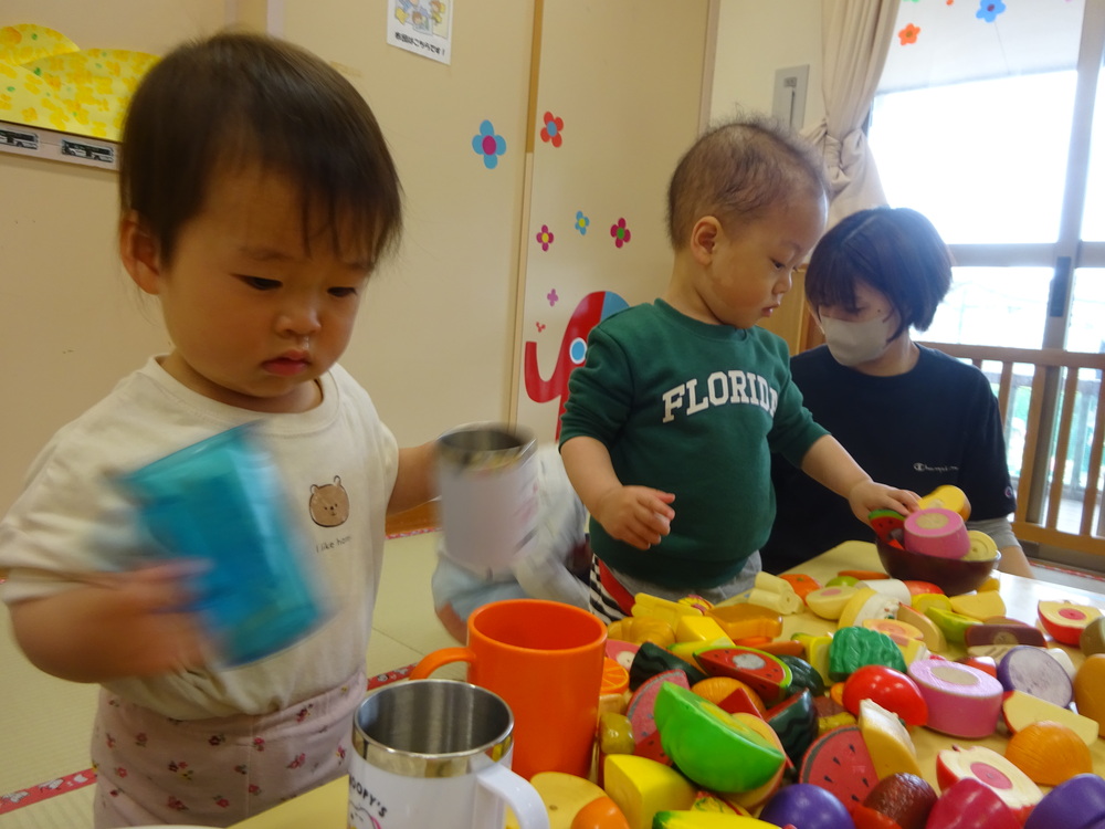 ままごとをする子ども