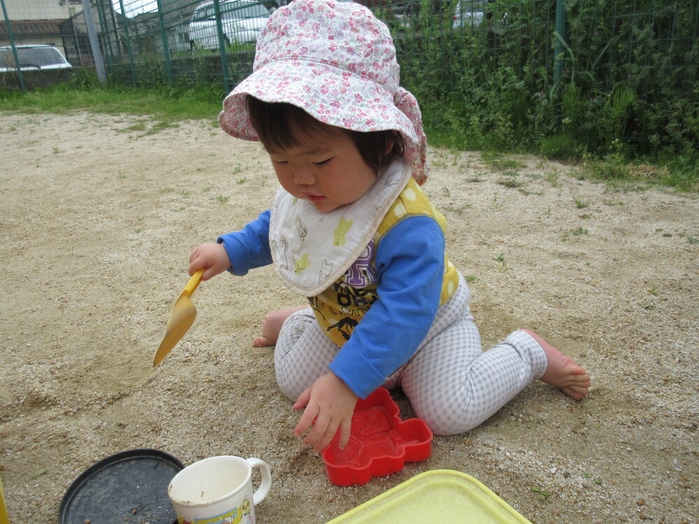 園庭で遊んでいる２