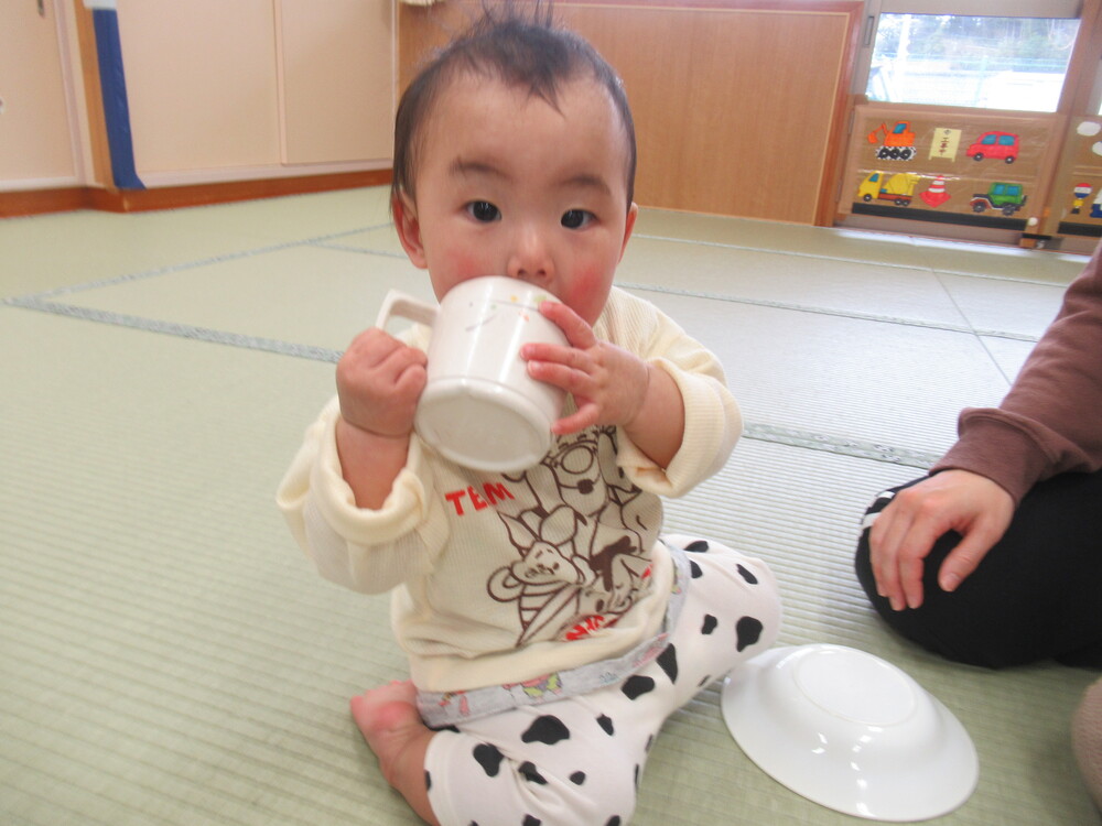 コップ飲みをする子ども