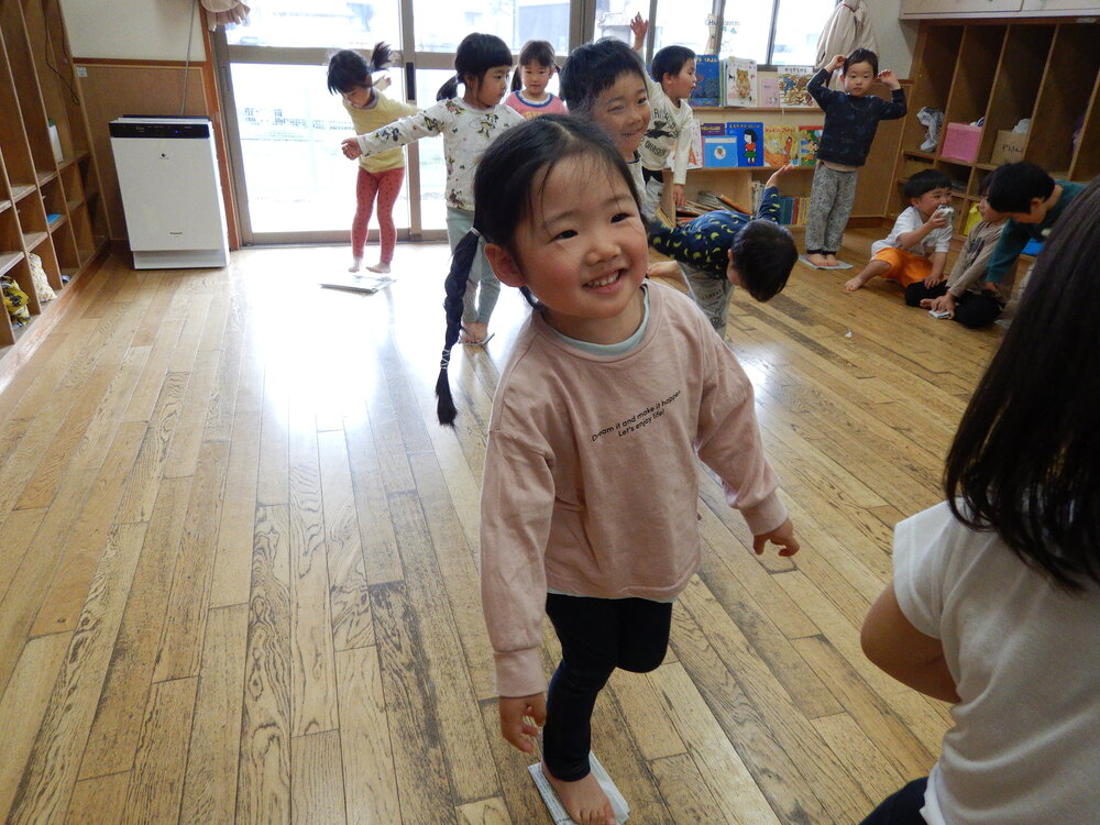 折った新聞の上に立っている