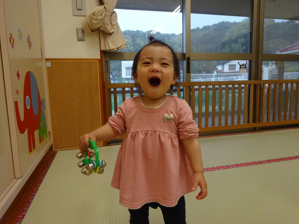 鈴を鳴らして遊ぶ女の子