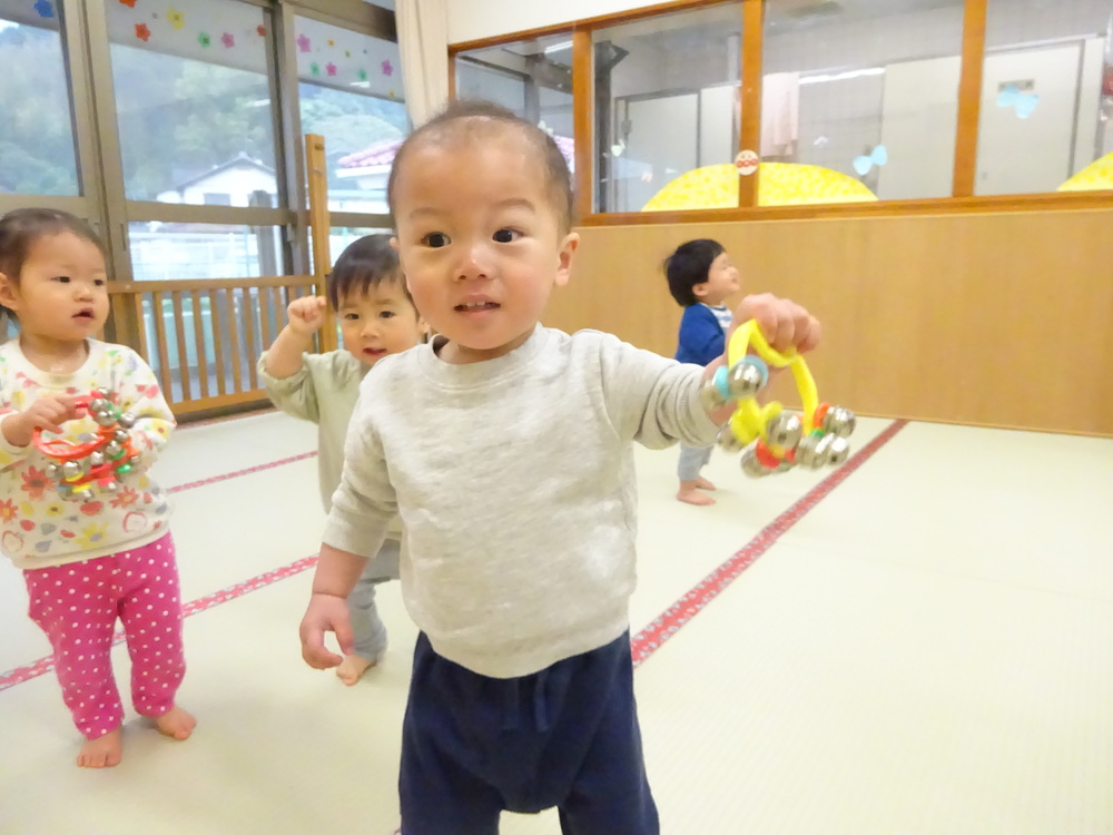 鈴を鳴らして遊ぶ男の子