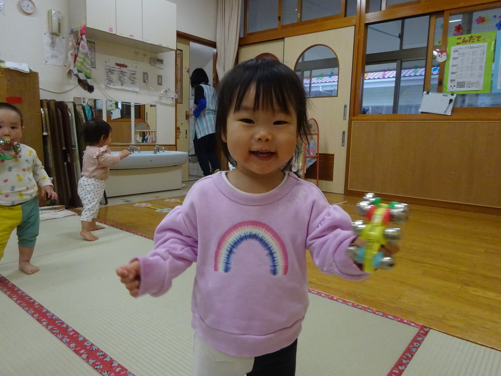 鈴を鳴らして遊ぶ女の子