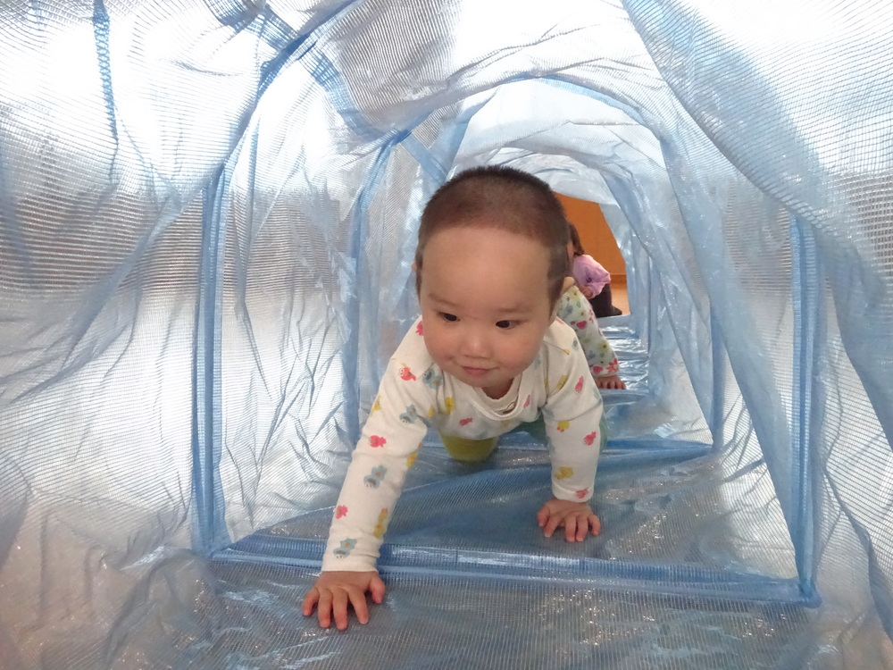 トンネルをくぐっている男の子