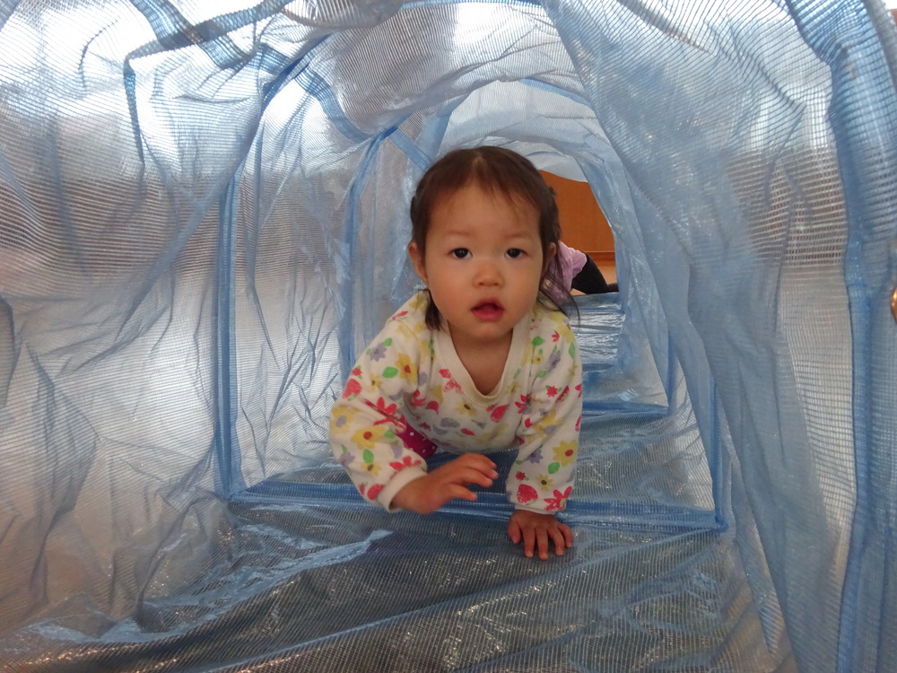 トンネルをくぐっている女の子