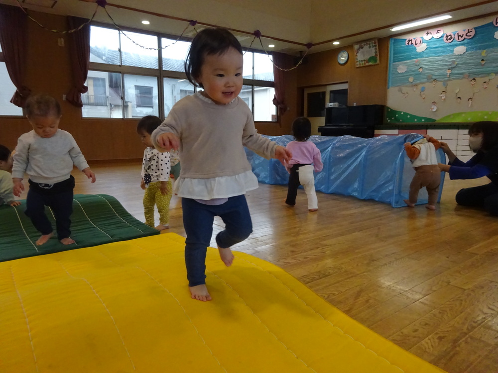 マットの山を歩く女の子