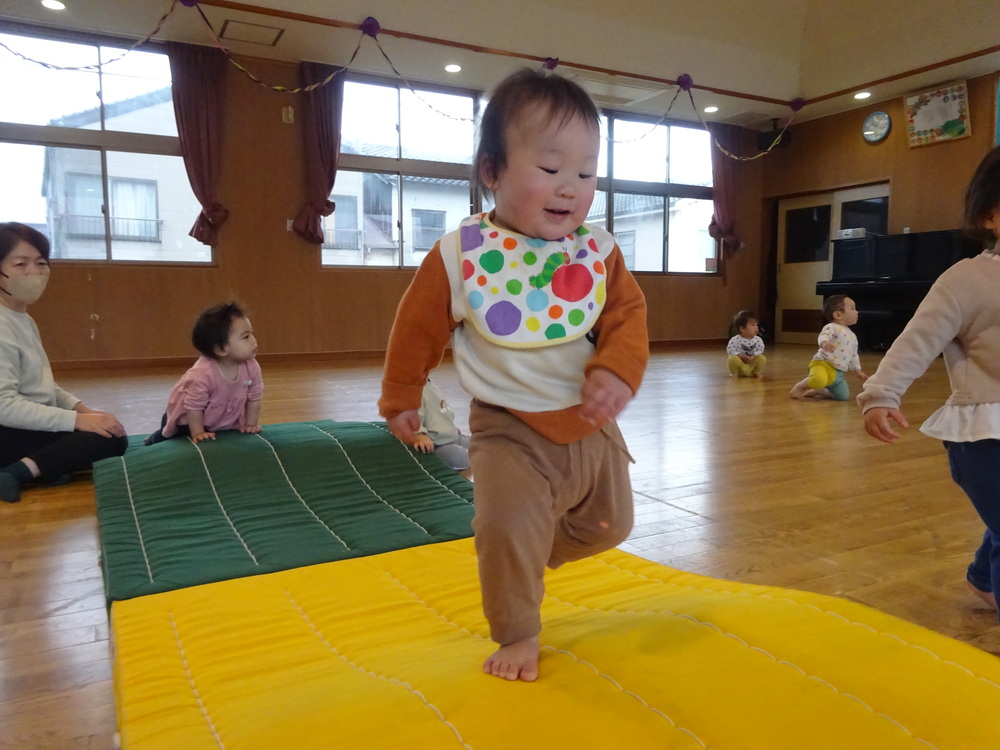 マットの山を歩く男の子