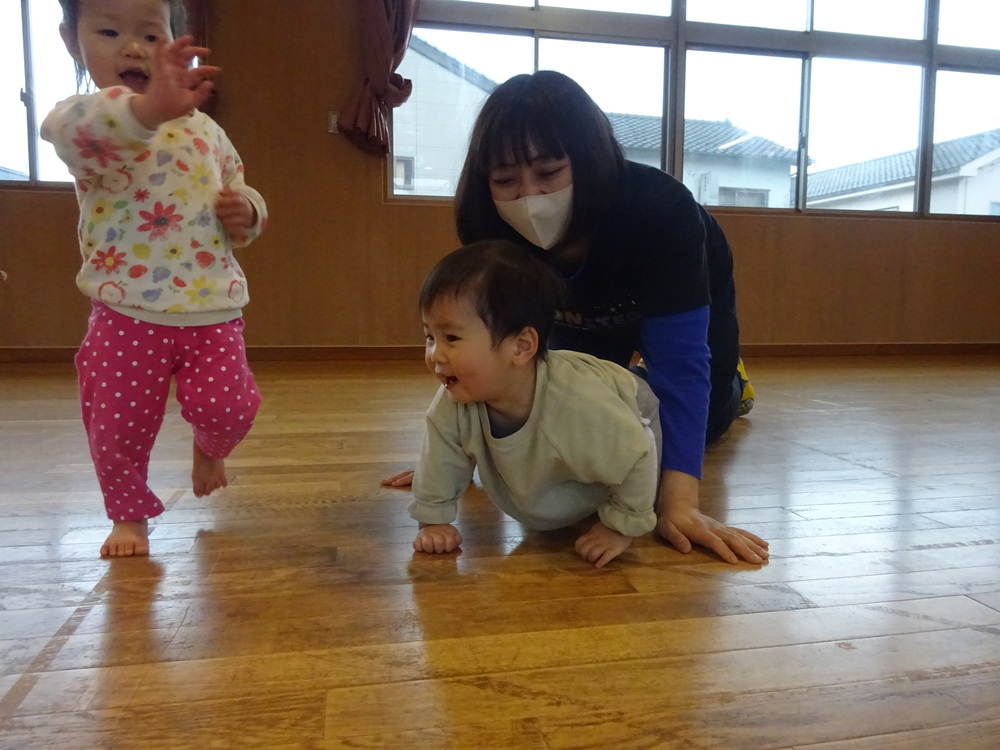 保育者と追いかけっこをする男の子