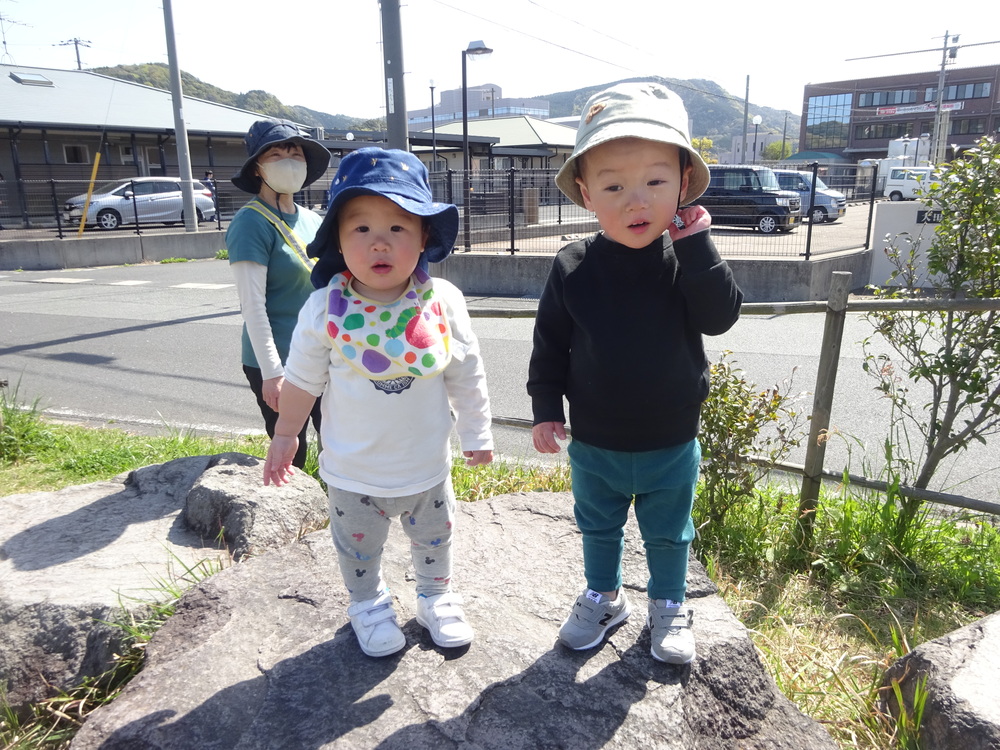 石の上に立っている男の子たち