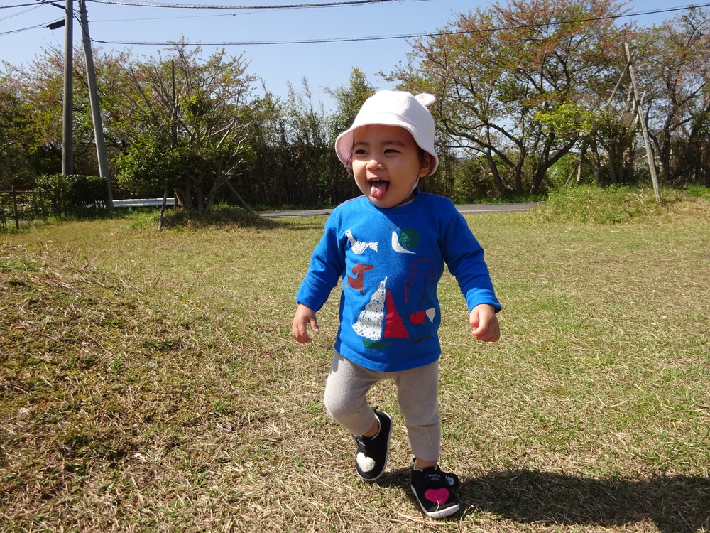 かけっこをしている女の子