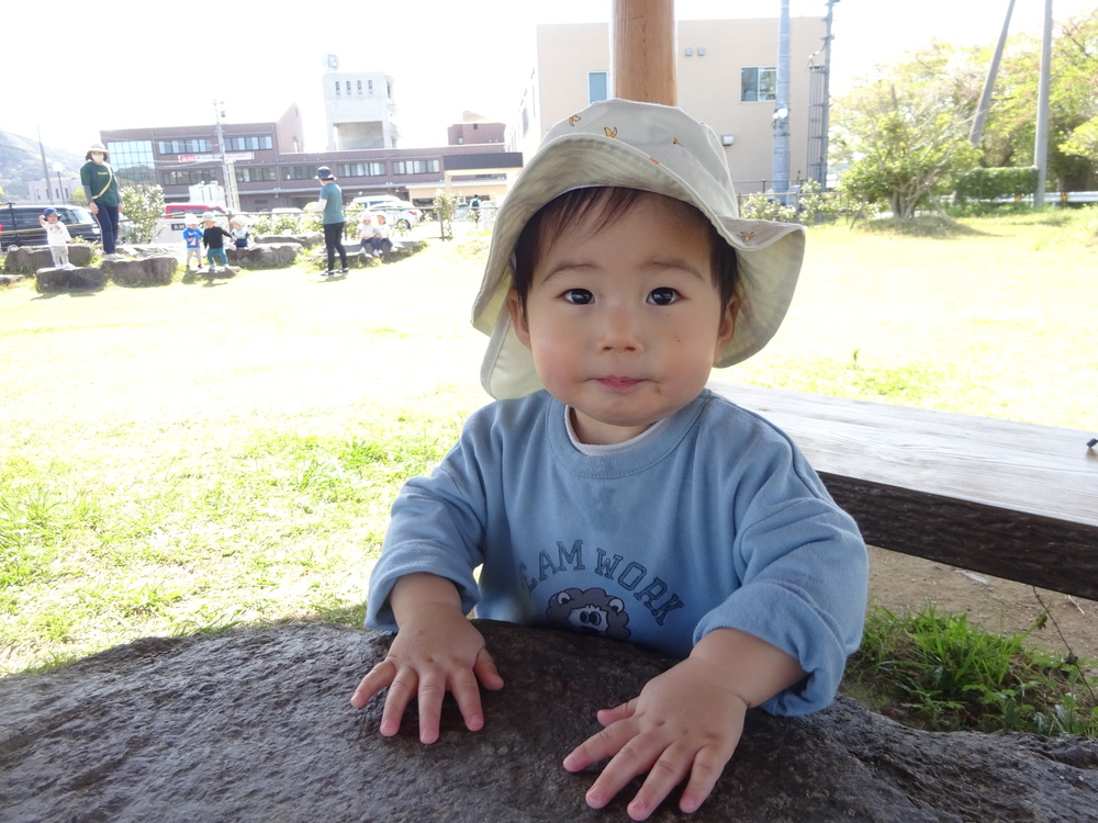 石を叩いて遊ぶ男の子