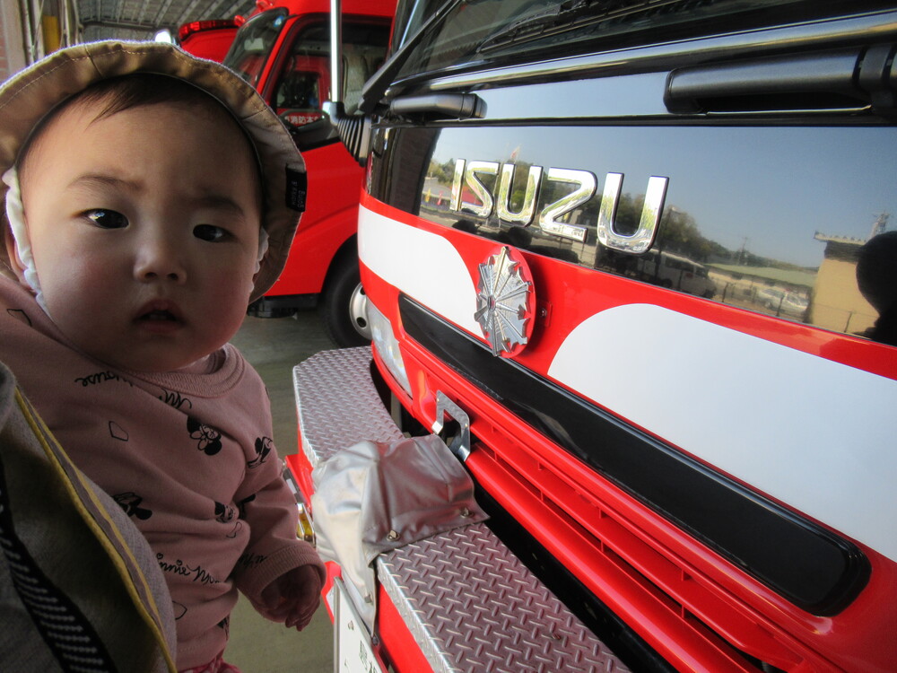 女の子が消防車を見ている
