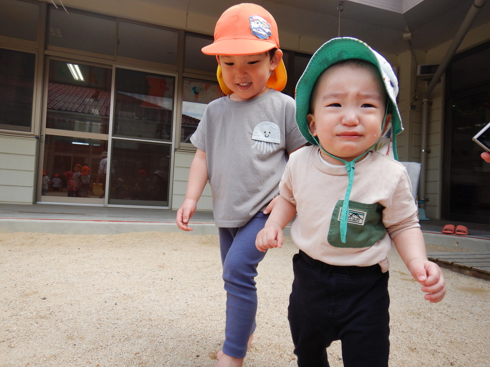 うさぎ組の子と一緒に遊ぶ