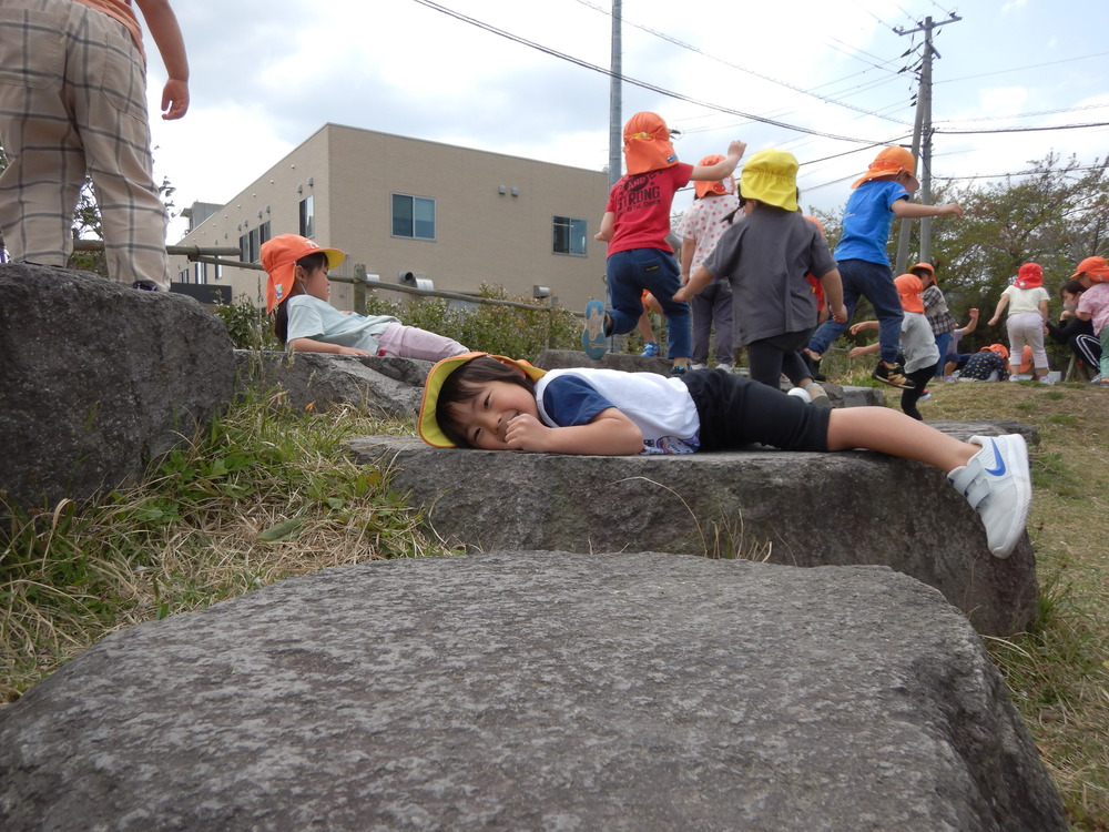 岩に寝転がる