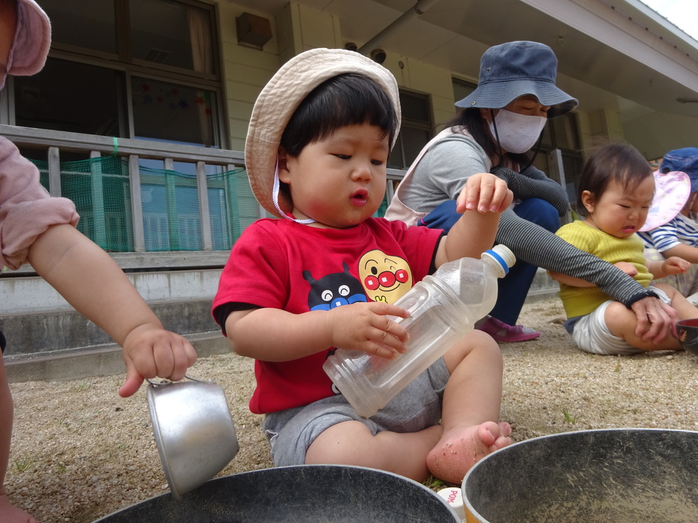 園庭で遊ぶ子ども