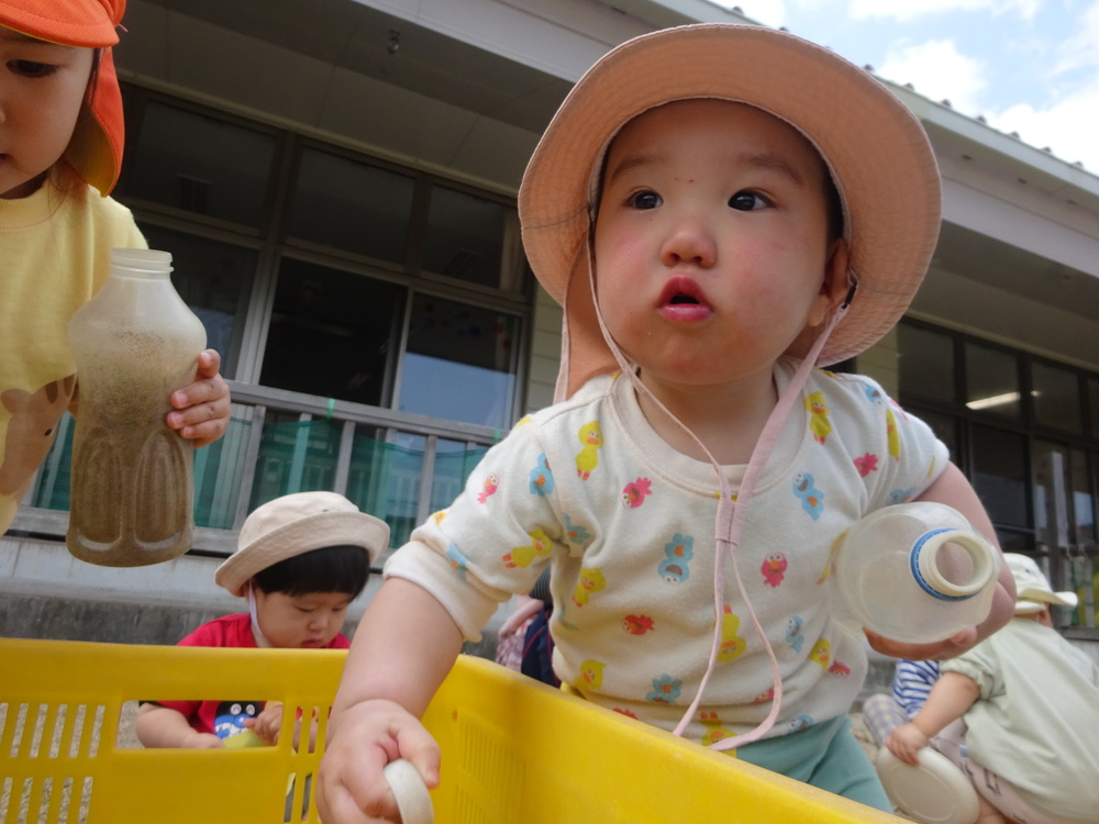 園庭で遊ぶ子ども