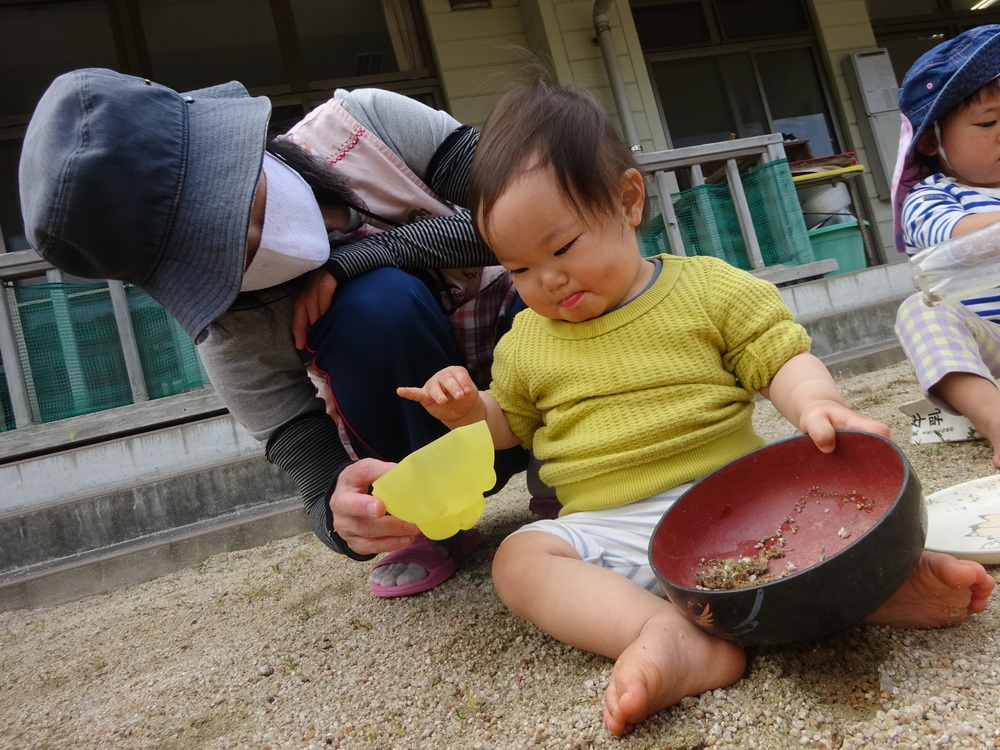 園庭で遊ぶ子ども