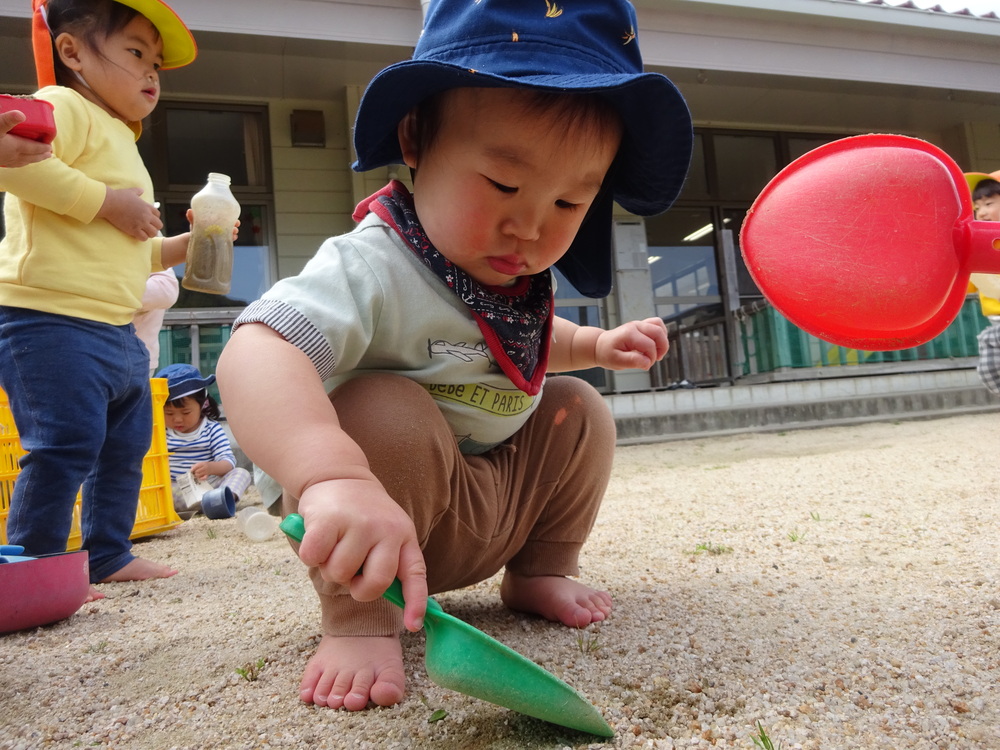 園庭で遊ぶ子ども
