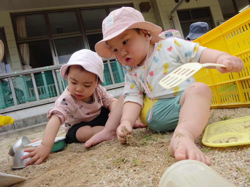 園庭で遊ぶ子ども