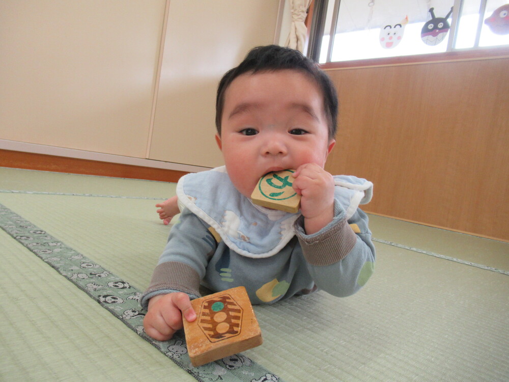 積み木で遊ぶ子ども