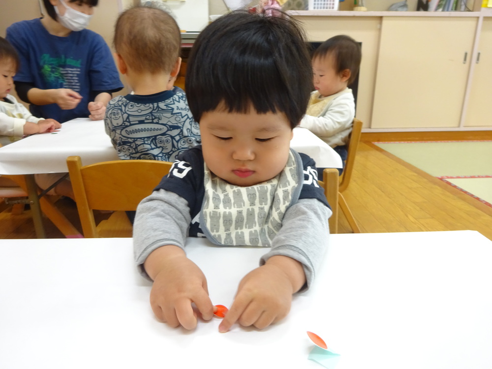 シール貼りをしている男の子