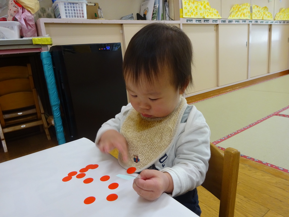 シール貼りをしている男の子