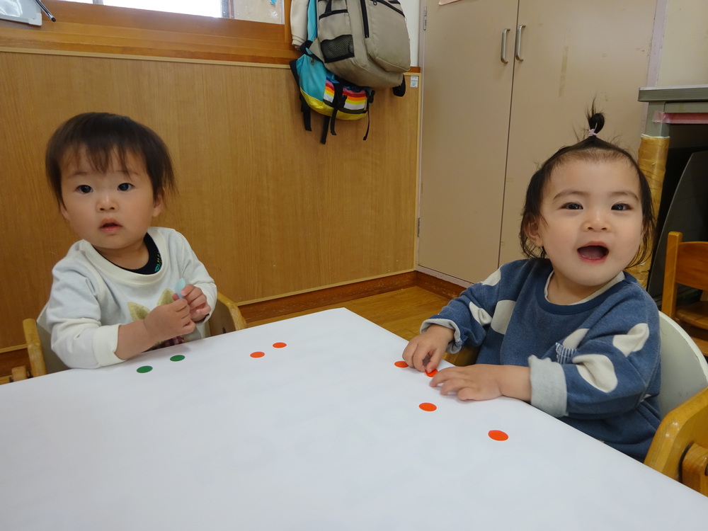 シールを上手に貼ることができて喜んでいる女の子たち