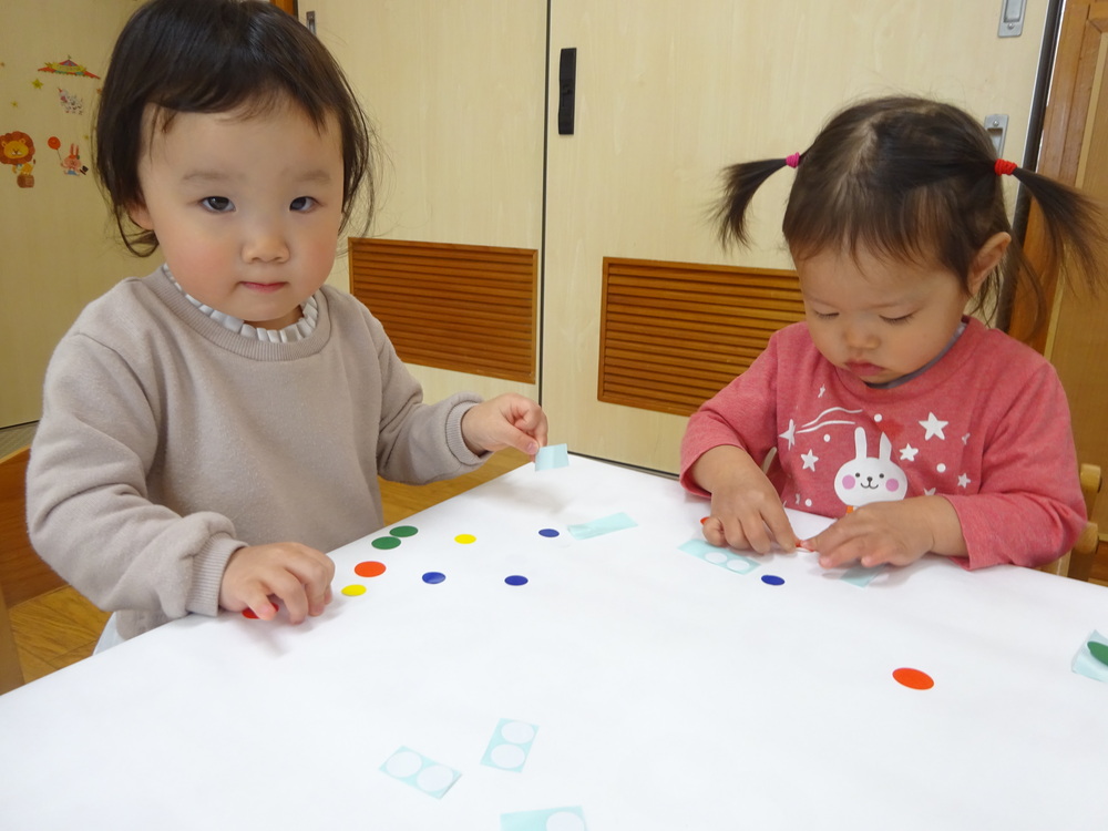 集中してシール貼りをしている女の子たち