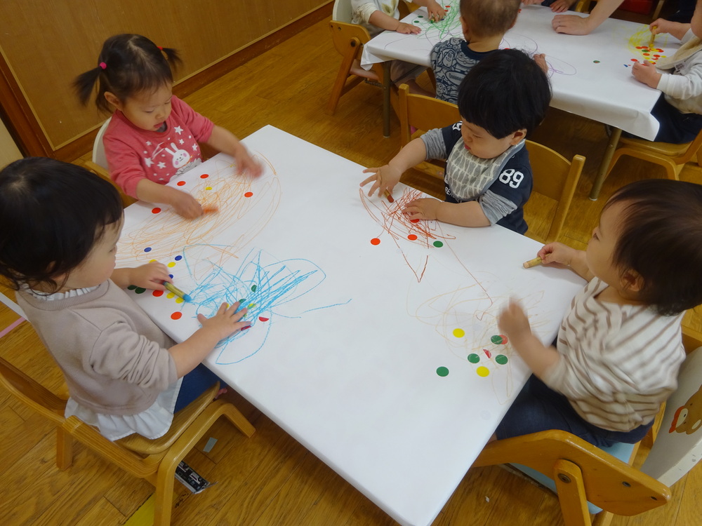お絵描きを楽しんでいる子どもたち