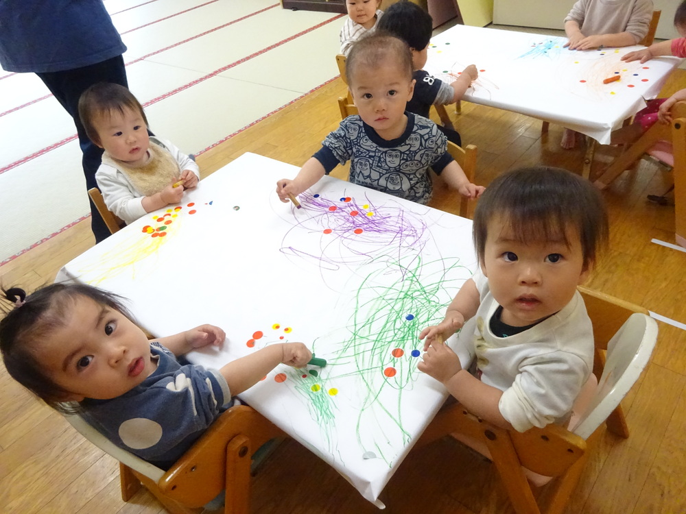 お絵描きを楽しんでいる子どもたち