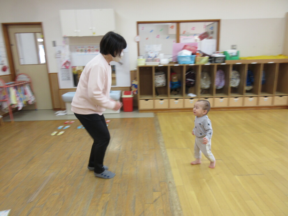 保育者と追いかけっこ