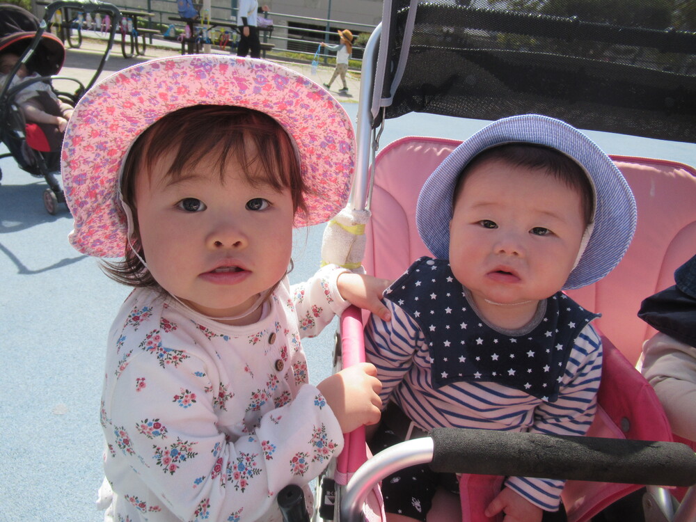 姉弟で写真に写っている