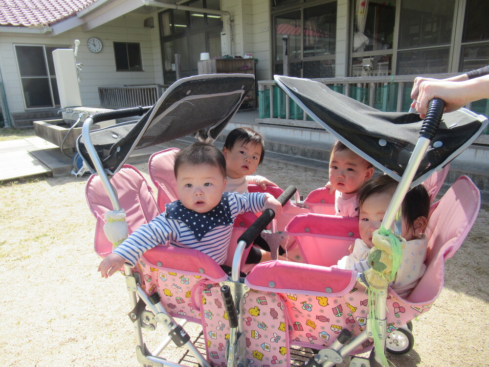 みんなで散歩車に乗っている