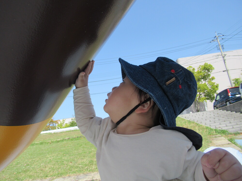 男の子がオブジェに触れている