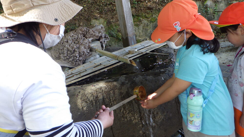 手を水で清める様子