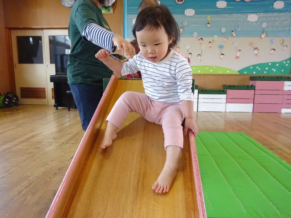 滑り台で遊ぶ女の子