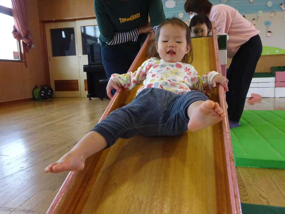 滑り台で遊ぶ女の子