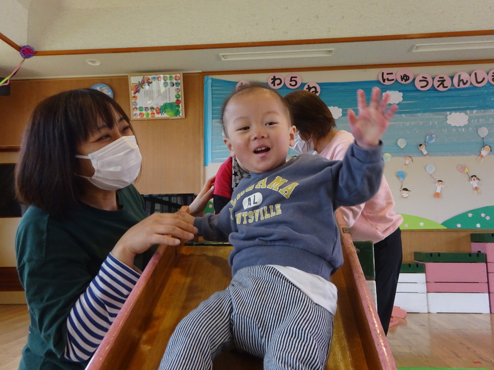 滑り台で遊ぶ男の子