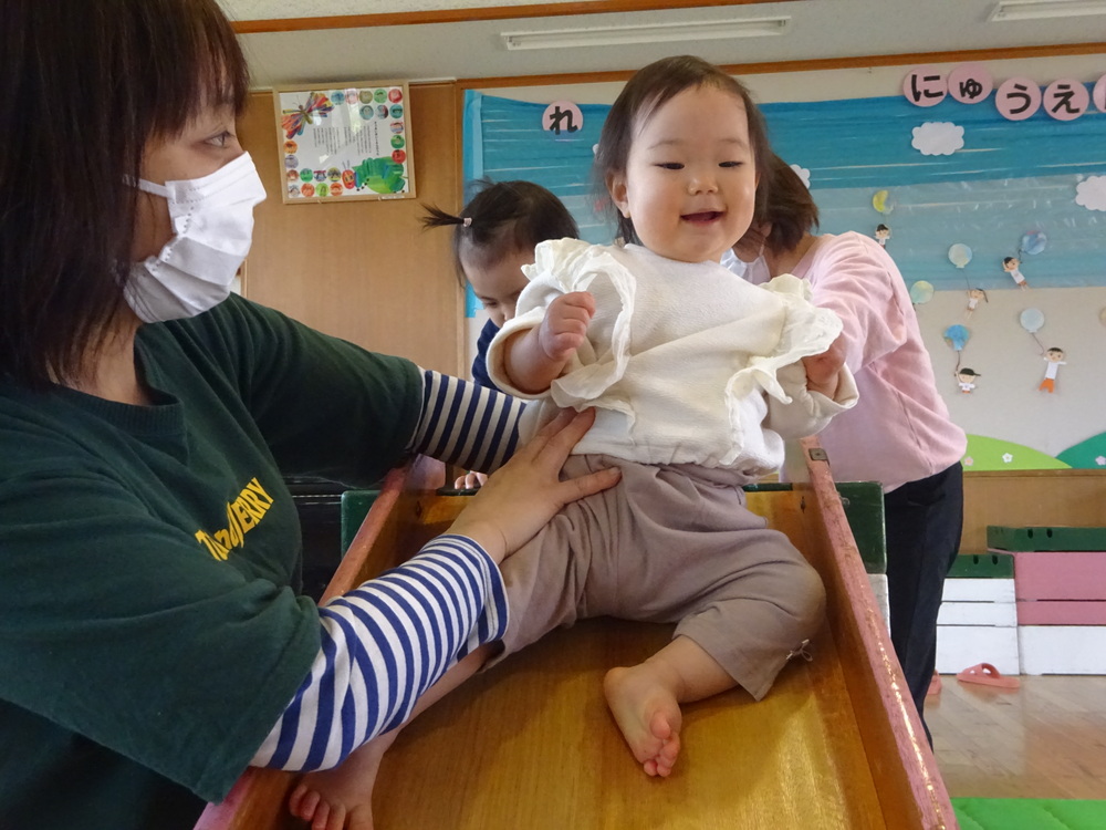 滑り台で遊ぶ女の子