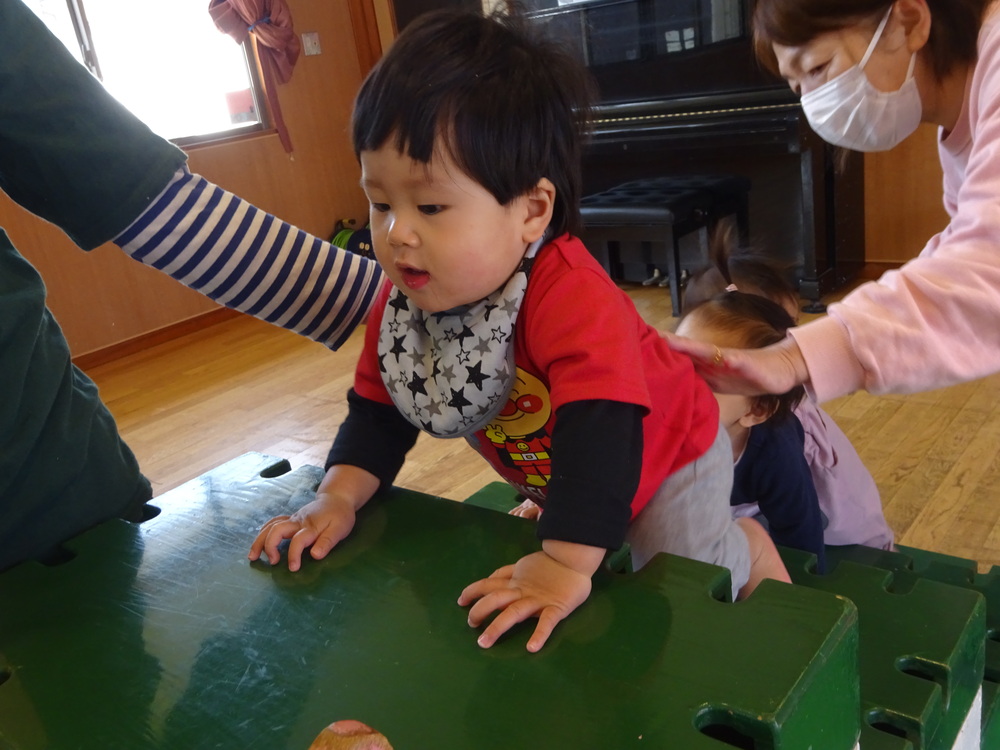 階段を登る男の子