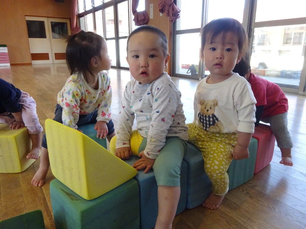 プラフォーミングで遊ぶ子どもたち