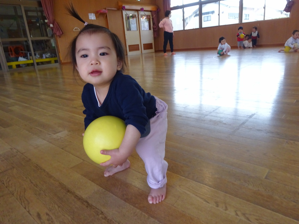 ボール遊びをする女の子