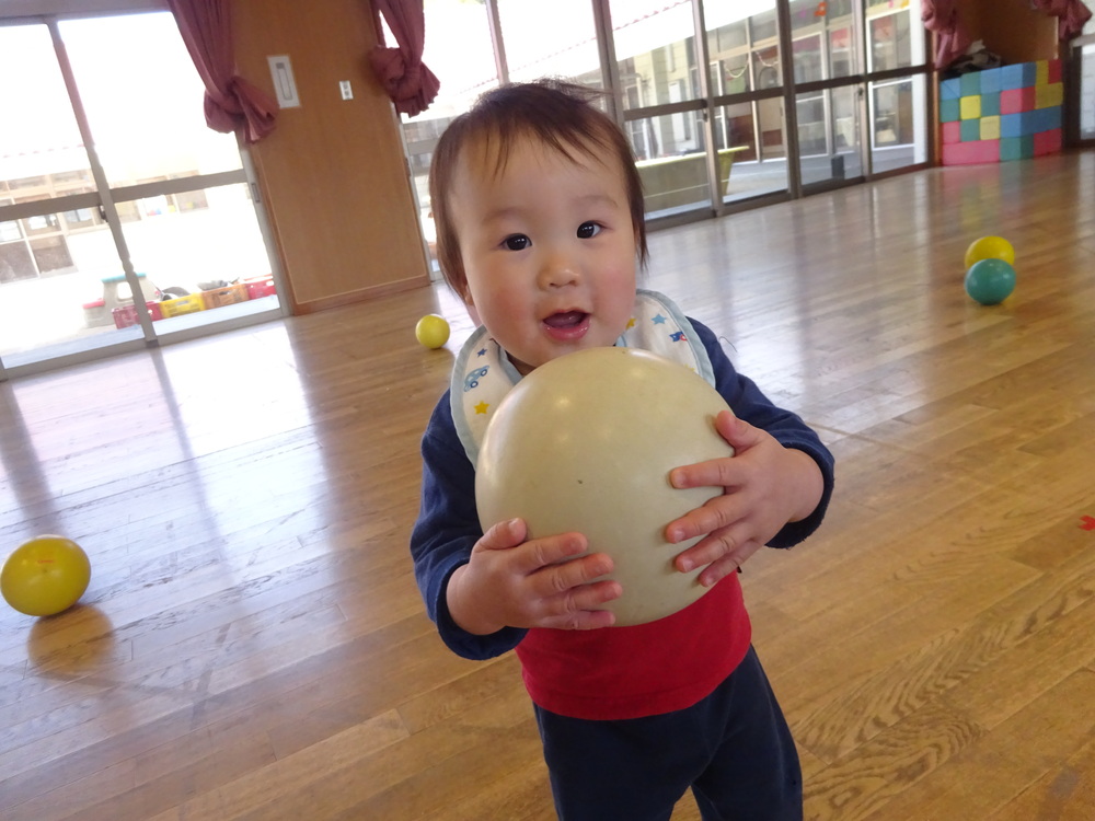 ボール遊びをする男の子