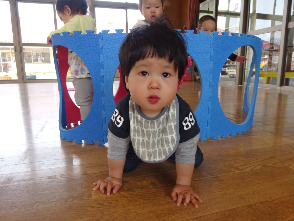 プラポイントのトンネルをしている男の子