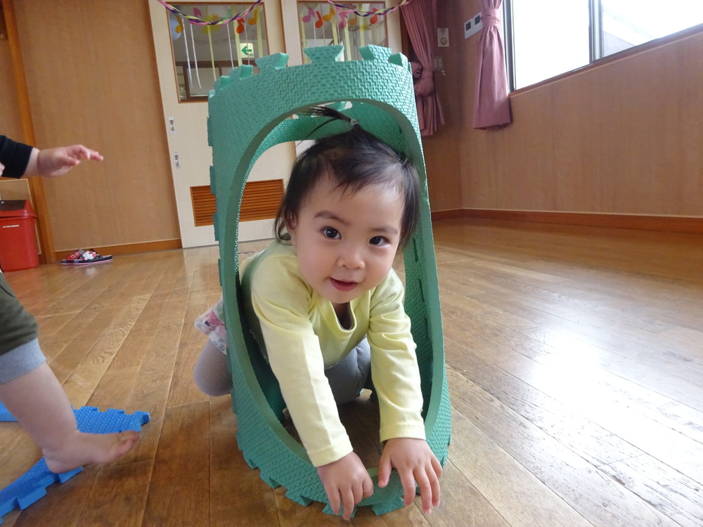 プラポイントのトンネルを通っている女の子