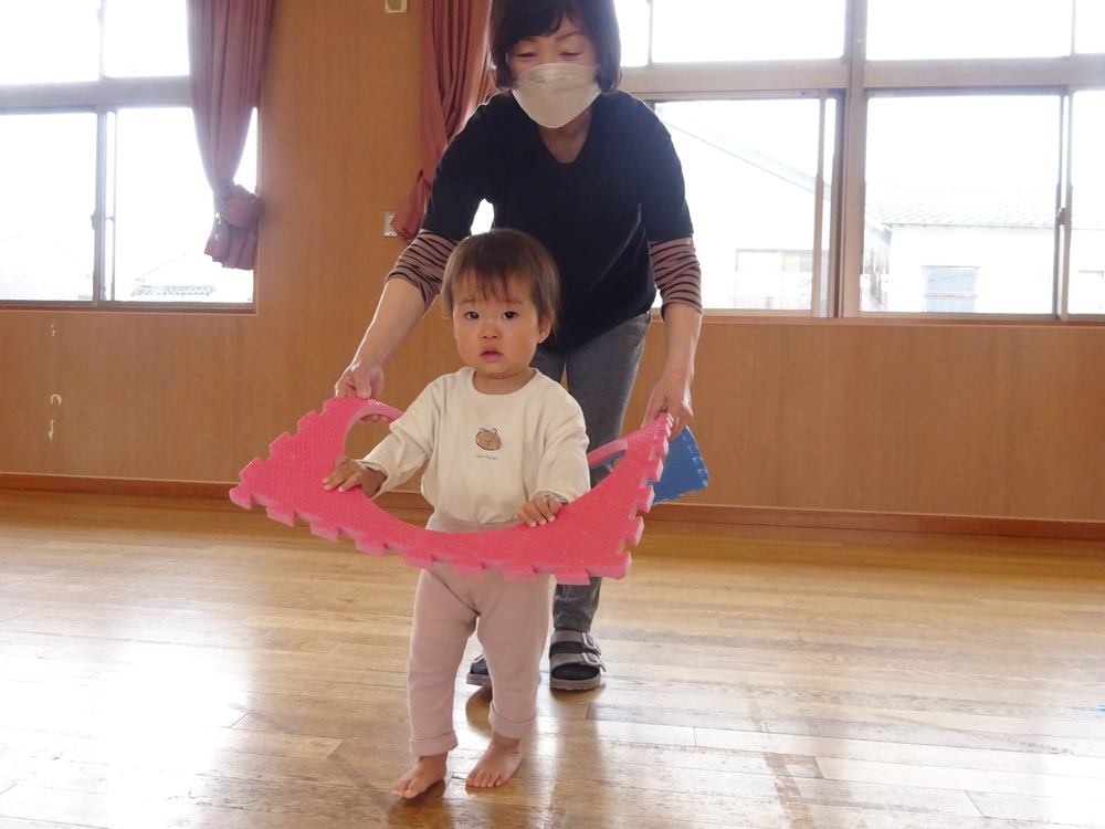 保育者と一緒に遊ぶ女の子