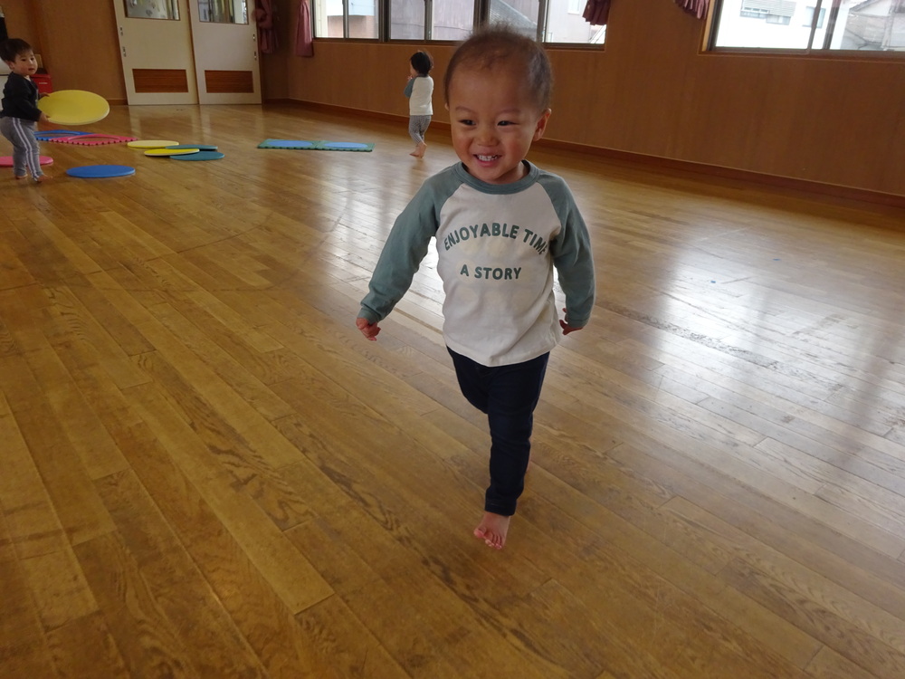 走って遊ぶ男の子
