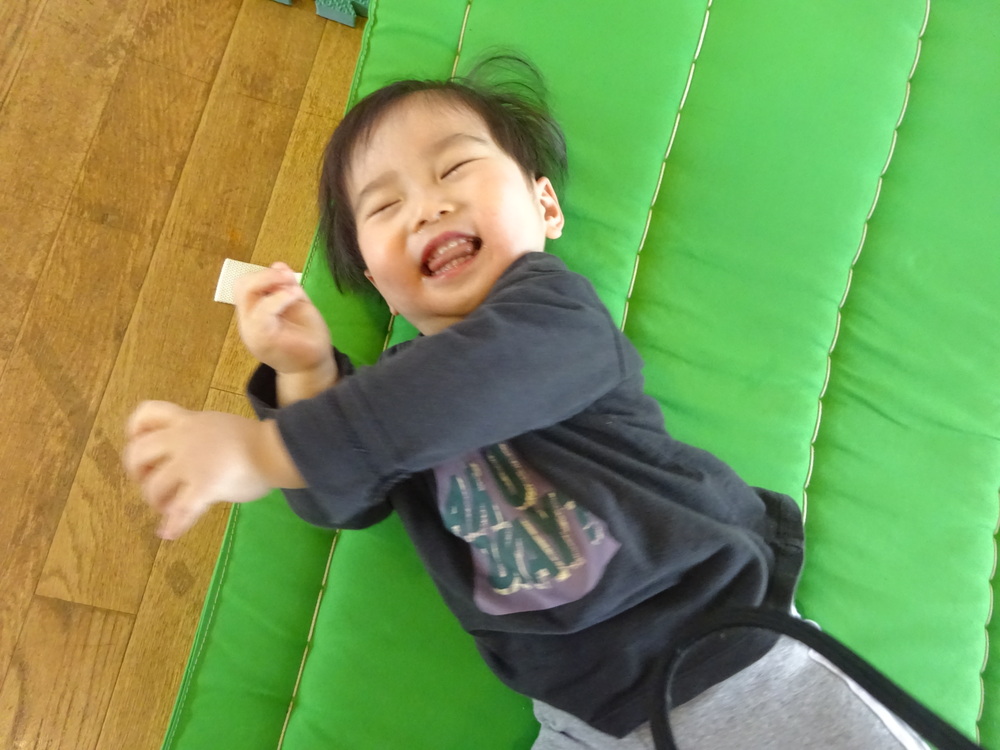 マットで遊ぶ男の子